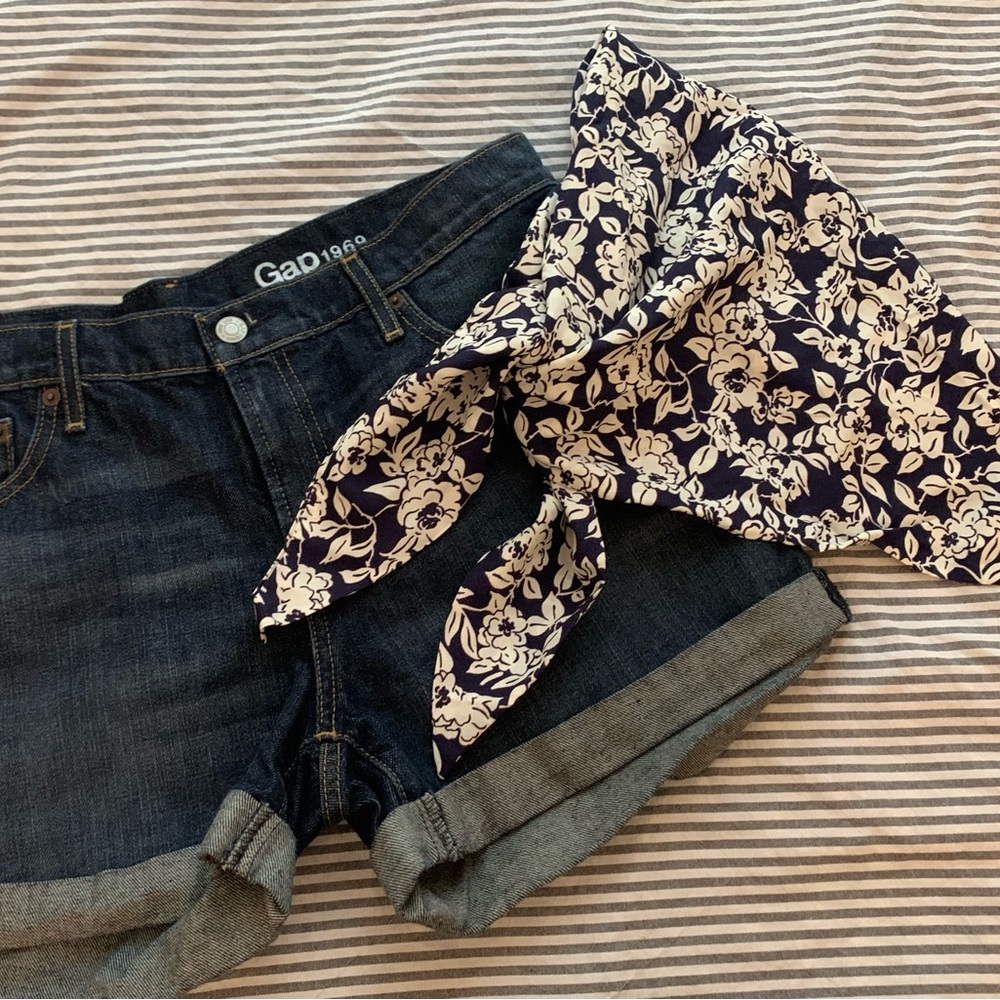 Gap Jean Short w/ Fab Vintage scarf sz29/. Sz4/6.